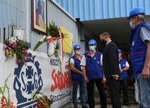 Prezydent i premier złożyli kwiaty pod bramą nr 2 Stoczni Gdańskiej