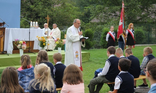 Ks. Jan Franc podczas szkolnej Mszy św. w Kozubniku.