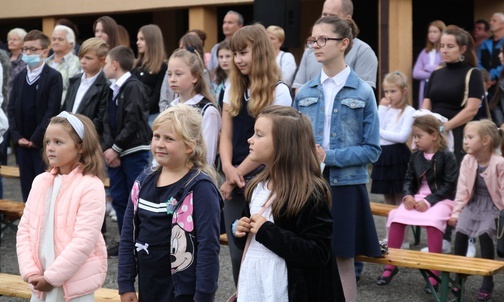 Mieszkańcy Kozubnika podczas Mszy św. inaugurującej nowy rok szkolny.