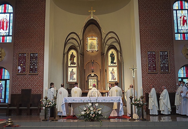 Biskup gliwicki pobłogosławił nowy ołtarz – wotum.