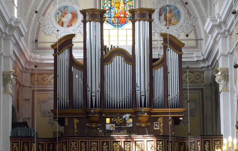 52-głosowe organy opoczyńskiej kolegiaty są największym instrumentem w diecezji.