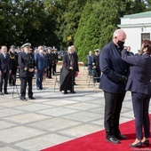 Prezydenckie odznaczenie ks. Głodowskiemu wręczyła minister Halina Szymańska, szefowa KPRP.