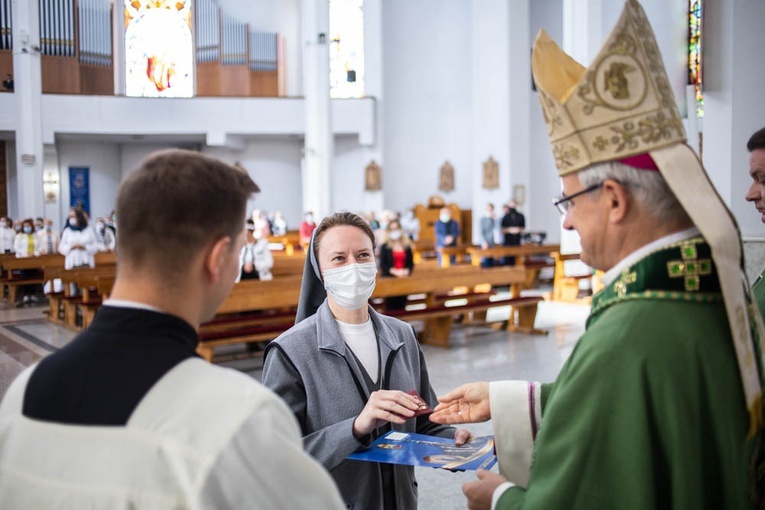 Bp Marek Mendyk wręczył nowym katechetom misje kanoniczne.