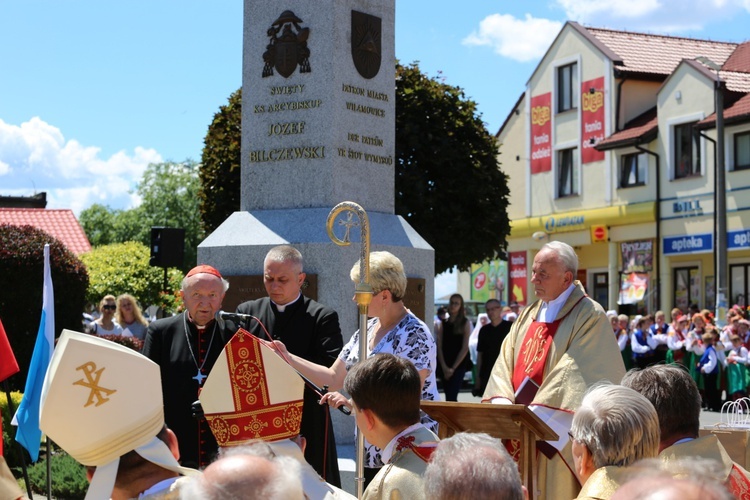 Kard. Marian Jaworski przemawia pod pomnikiem św. Bilczewskiego.