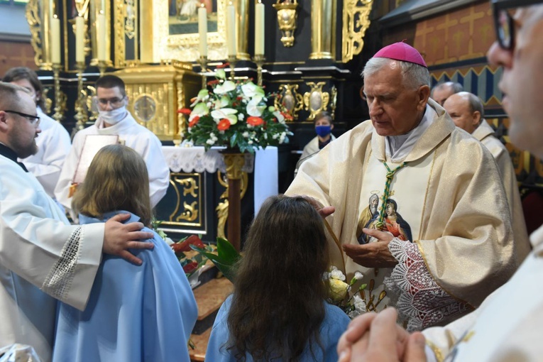 Dzieci, młodzież i dorośli witając abp. Nowackiego gratulowali mu 50. rocznicy święceń kapłańskich.