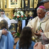 Dzieci, młodzież i dorośli witając abp. Nowackiego gratulowali mu 50. rocznicy święceń kapłańskich.