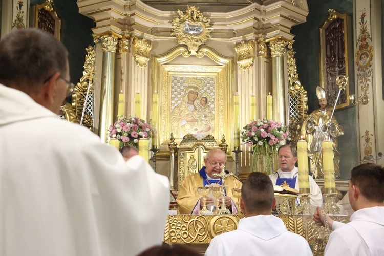 Jest skarbem tej ziemi. 500-lecie obrazu Matki Bożej Krzęcińskiej