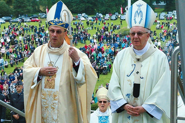 ▲	Abp Wojciech Polak wraz z abp. Stanisławem Budzikiem i pozostałymi pasterzami polecali wiernych Maryi.