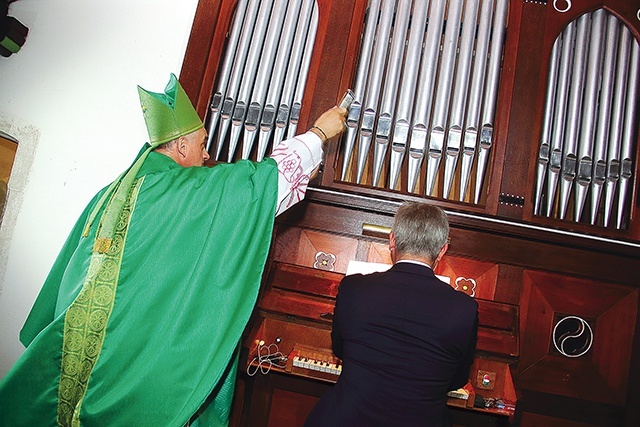 Biskup Włodarczyk pobłogosławił odnowiony 5-głosowy instrument w Chmielnie.