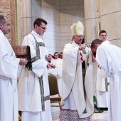 W każdej diecezji powołuje ich biskup, który przewodniczy obrzędowi błogosławieństwa.