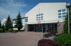 PSP nr 4 w Radomiu mieści się w budynku przy ul. Wyścigowej 49.