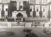 Fotografia wykonana 27 lipca 1920 r. na zamkowym dziedzińcu.