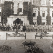 Fotografia wykonana 27 lipca 1920 r. na zamkowym dziedzińcu.