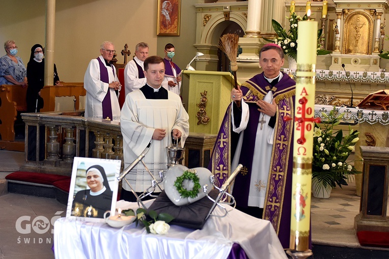 Bp Adam Bałabuch w czasie obrzędu pogrzebowego s. Łucji.