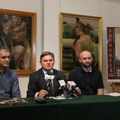 Do obejrzenia wystawy zachęcają: Krzysztof Skarżycki, Leszek Ruszczyk,  dyrektor muzeum, i Damian Jendrzejczyk.