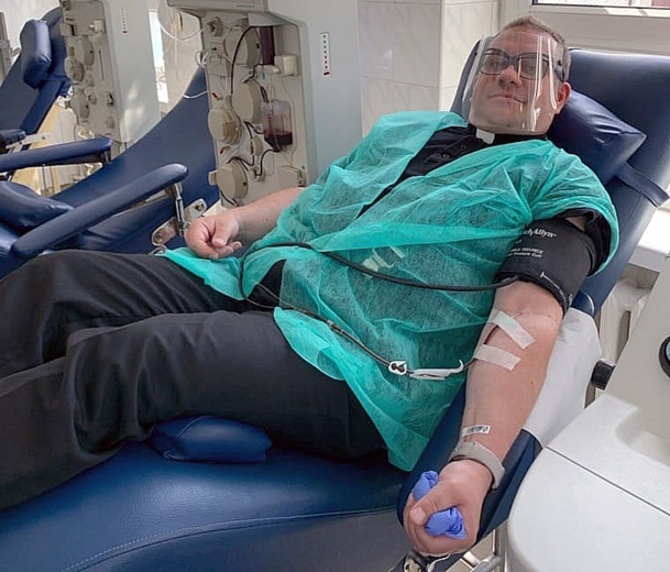 Proboszcz z Domaszna oddaje osocze w Regionalnym Centrum Krwiodawstwa i Krwiolecznictwa w Radomiu.
