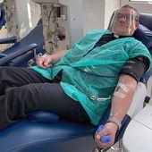 Proboszcz z Domaszna oddaje osocze w Regionalnym Centrum Krwiodawstwa i Krwiolecznictwa w Radomiu.