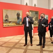 O wystawie opowiadali kuratorzy Damian Jendrzejczyk (z lewej) i Krzysztof Skarżycki. W środku Leszek Ruszczyk.