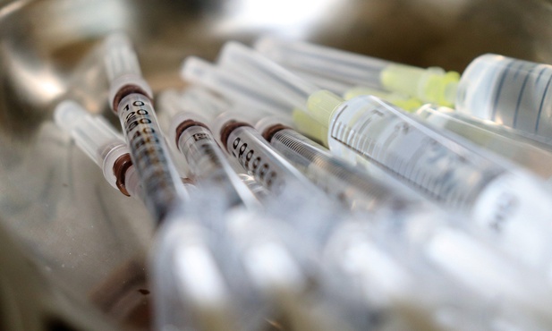 Na rynek trafiło ok. 10 proc. planowych dostaw szczepionek przeciw grypie. Są czasowe problemy z dostępem 