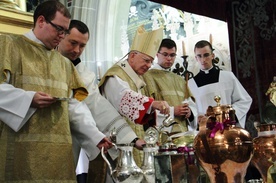Abp Jędraszewski: Kapłan ma składać ofiarę z siebie na ołtarzu krzyża