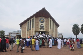 Rwandyjskie dzieci uczą się dzięki polskim pielgrzymom do Kibeho