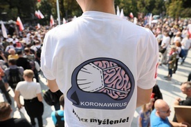 Ulicami Warszawy przeszedł marsz "Zakończyć plandemię! Dość kłamstw!"