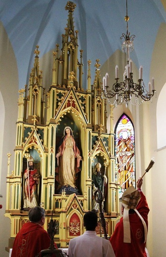 Odnowiony ołtarz Matki Bożej w zwardońskim kościele.