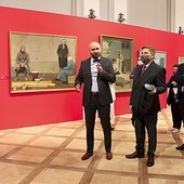 ▲	O ekspozycji  opowiadali kuratorzy Damian Jendrzejczyk (z lewej)  i Krzysztof Skarżycki.  W środku  Leszek Ruszczyk,  dyrektor muzeum.