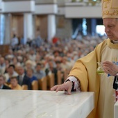 Bp Henryk Tomasik dokonuje namaszczenia ołtarza, serca świątyni, miejsca, gdzie będą sprawowane są Msze św.