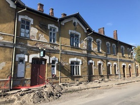 Zabytkowy dworzec PKP w Stalowej Woli czeka na remont.