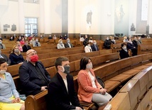 Po poluzowaniu obostrzeń związanych z pandemią koronawirusa na Msze św. do kościołów wciąż nie wróciło około 30 proc. wiernych – szacują proboszczowie.