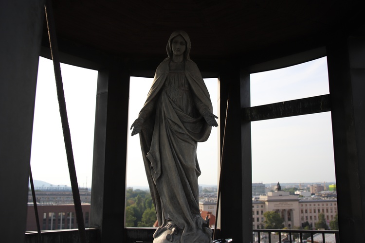 Na Kraków, z kopuły teatru Groteska, znów spogląda Matka Boża