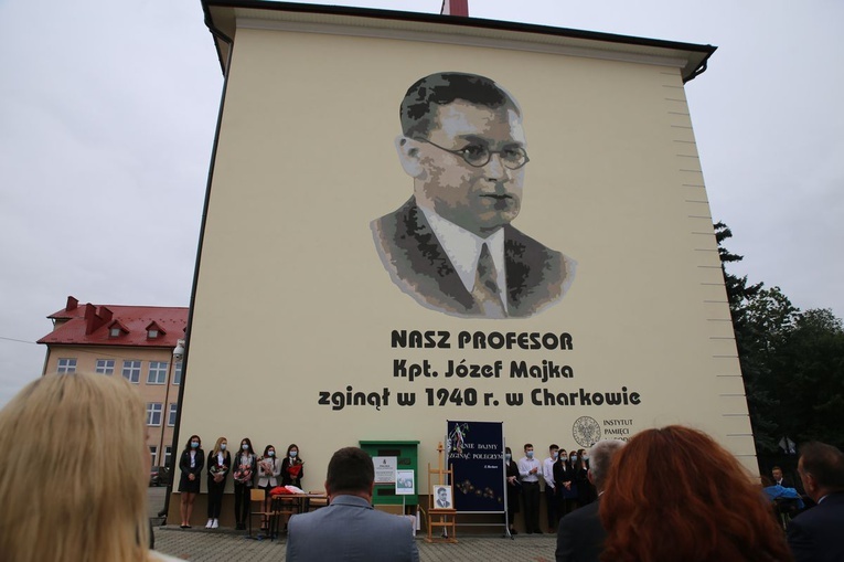 Janów Lubelski. Mural upamiętnia ofiarę zbrodni katyńskiej