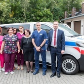 Nowy ambulans to niezwykły dar dla pacjentów Hospicjum Dobrego Samarytanina