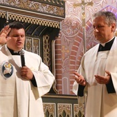 Ks. Piotr Wiecki (z lewej) jest następcą ks. Krzysztofa Nowaka (z prawej) w roli diecezjalnego duszpasterza młodzieży.