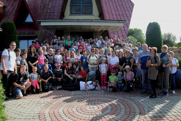 Uczestnicy pierwszego, historycznego przejścia transgraniczną drogą krzyżową ze Skalitego do Zwardonia.