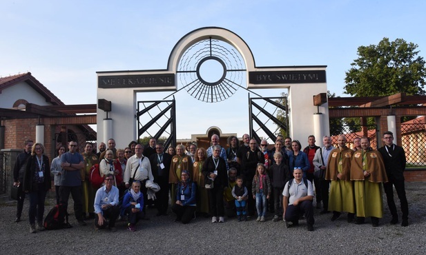 Uczestnicy Parlamentu Jakubowego w Panteonie Świętych i Błogosławionych w Szczepanowie.