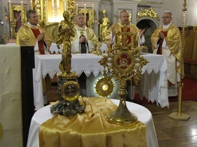 Uczestnikom Eucharystii towarzyszyły umieszczone na ołtarzu relikwie św. Stanisława Kostki i bł. ks. Jerzego Popiełuszki.