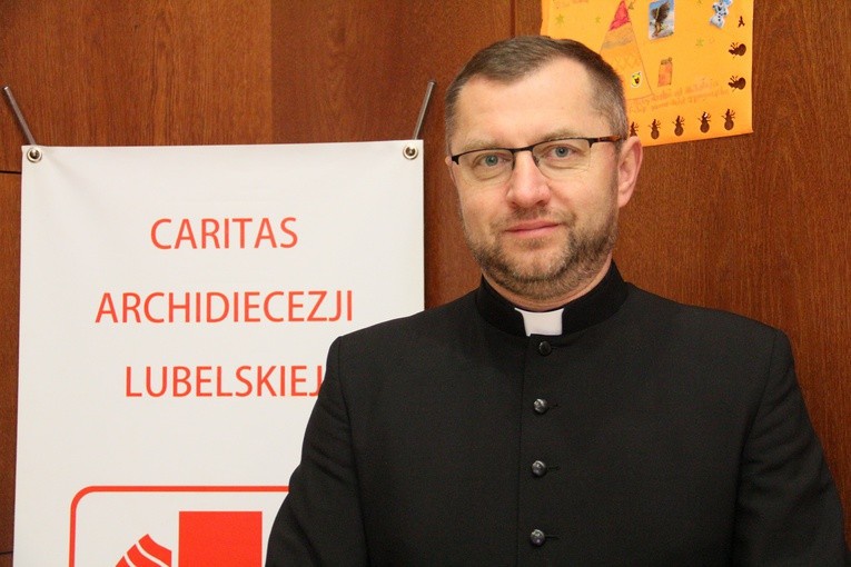 Dyrektor Caritas ks. Wiesław Kosicki prosi o wsparcie. 