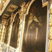 W zabytkowych stallach oborskich (po lewej stronie patrząc na prezbiterium) znajduje się obraz świętego męczennika karmelitańskiego.