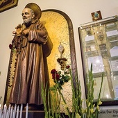 W sanktuarium przechowywane są osobiste pamiątki i relikwie św. o. Pio, przekazane na ręce proboszcza przez Wandę Półtawską.