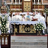 Wokół ołtarza zgromadzili się także duszpasterze z okolicznych parafii.