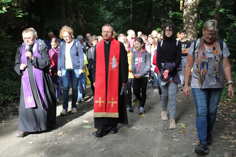 Księża z Porąbki Zdzisław Grochal i Andrzej Bojda z wiernymi na trasie Drogi Krzyżowej na Trzonkę.