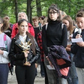 Uczniowie SP 2 im. Jana Pawła II w Porąbce-Kozubniku zaprosili do wysłuchania rozważań Drogi Krzyżowej.