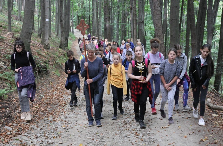 Uczestnicy plenerowego nabożeństwa nieśli ze sobą krzyż i relikwie bł. Karoliny Kózkówny.