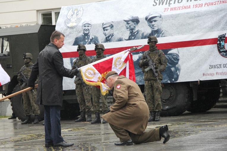 Szef MON przekazuje sztandar wojskowy dla 6. Mazowieckiej Brygady Obrony Terytorialnej im. rotmistrza Witolda Pileckiego.