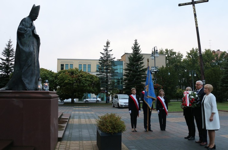 Przed Mszą św. przedstawiciele Akcji Katolickiej złożyli kwiaty przy pomniku kard. Stefana Wyszyńskiego, który znajduje się przed katedrą.