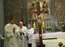 Uroczystość wprowadzenia kopii Krzyża Trybunalskiego do kościoła św. Michała Archnioła.