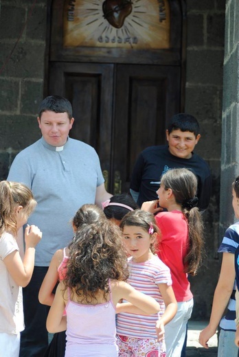 Ks. Dariusz wśród najmłodszych parafian 