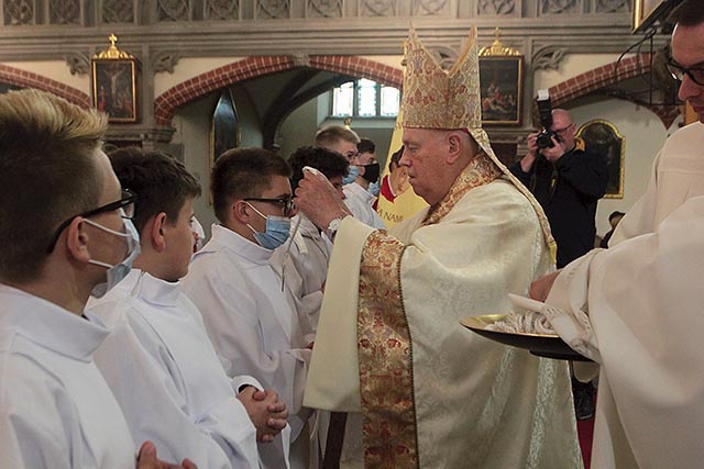 Biskup nakładał nowym lektorom symbol ich służby.